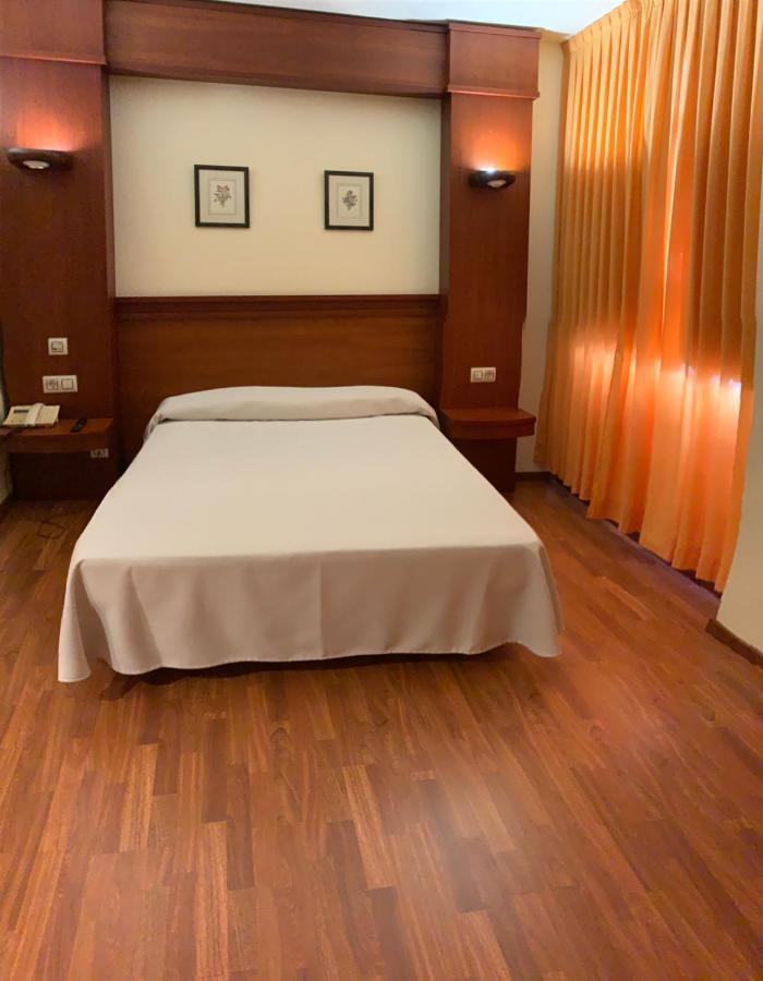 Hotel Barreiro Leira Buitenkant foto